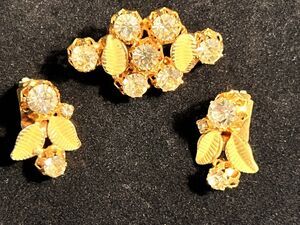 AUSTRIA VTG SIGNED YELLOW CRYSTAL ENAMEL LEAVES & GOLD TRIM BROOCH & EARRING SET